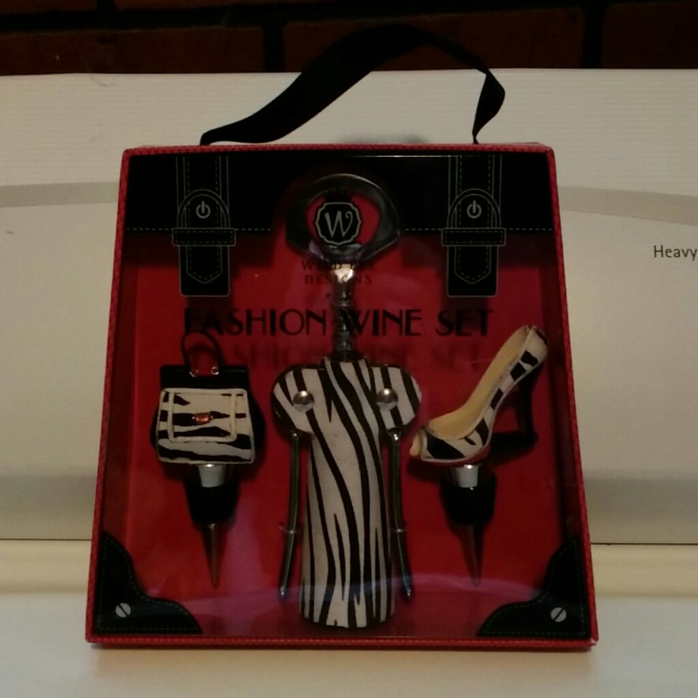 NWOT Fashion Wine Set